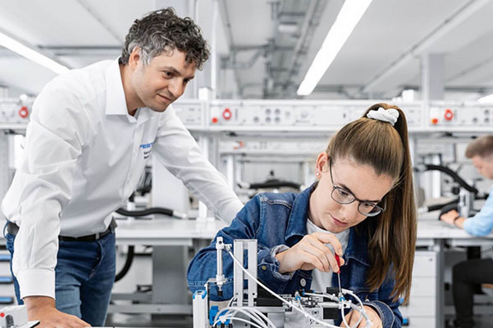 PT Karya Kasih Persada menyediakan program pemagangan di dalam negeri bagi individu yang ingin mendapatkan pengalaman kerja praktis dalam berbagai bidang industri. Program ini membantu menciptakan tenaga kerja yang siap berkontribusi dalam pasar kerja lokal.